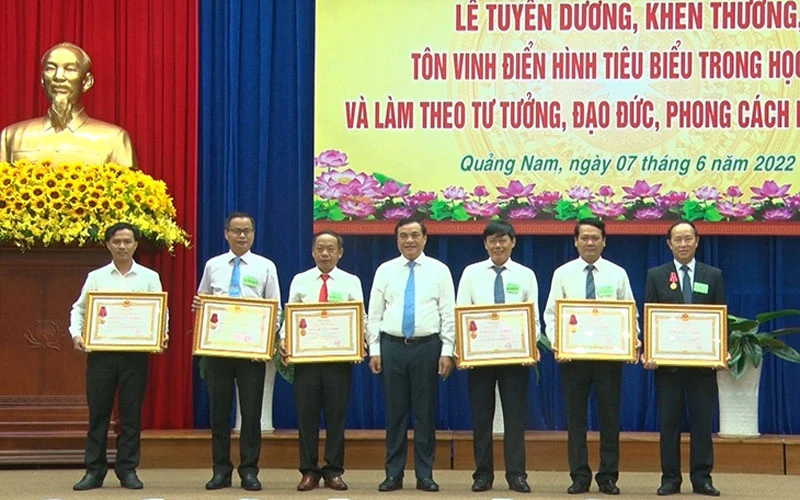 Đồng chí Phan Việt Cường trao Huân chương Lao động các hạng của Chủ tịch nước tặng các tập thể, cá nhân. 