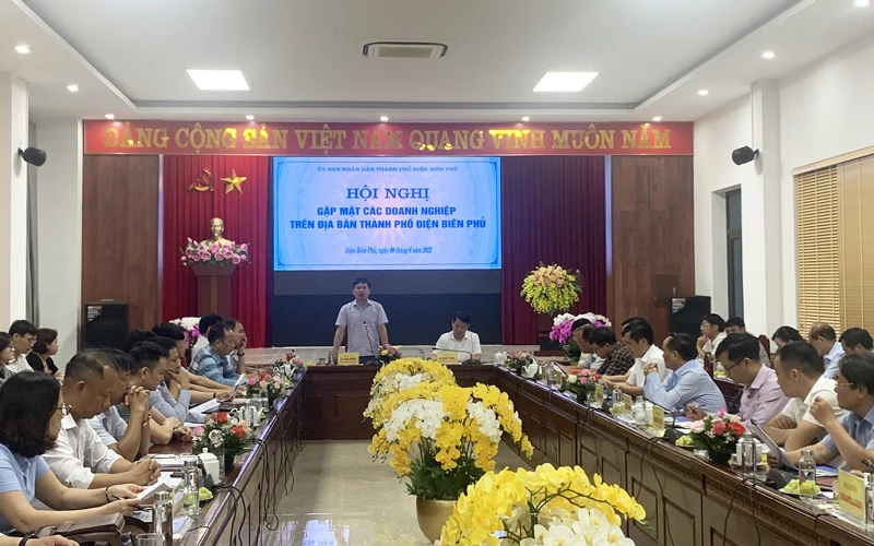 Ông Lê Tiến Dũng, Chủ tịch UBND thành phố Điện Biên Phủ phát biểu tại buổi gặp mặt doanh nghiệp trên địa bàn.