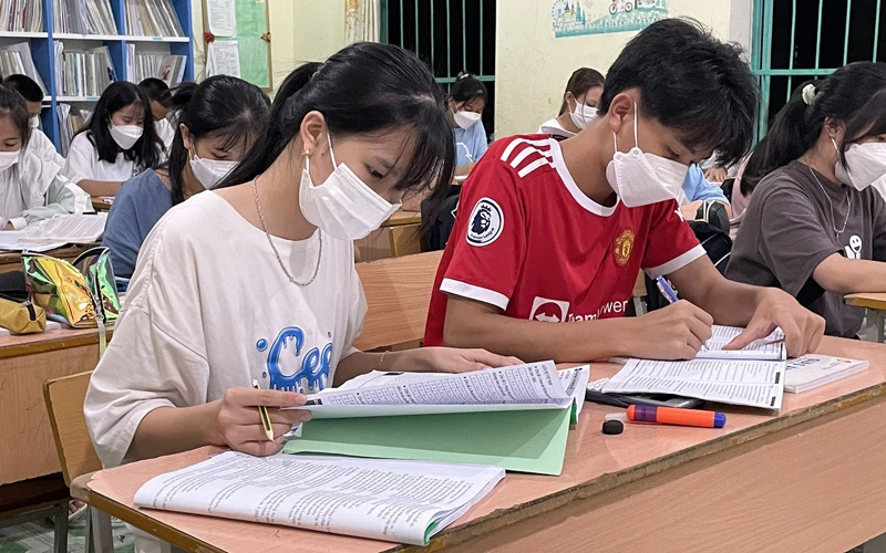 Học sinh Trường phổ thông dân tộc nội trú tỉnh Điện Biên ôn luyện chuẩn bị cho kỳ thi.