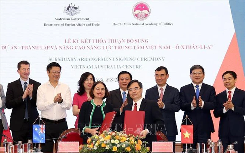 Lễ ký thỏa thuận hợp tác giữa Học viện Chính trị Quốc gia Hồ Chí Minh với Bộ Ngoại giao và Thương mại Australia triển khai Dự án “Thành lập và nâng cao năng lực của Trung tâm Việt Nam-Australia”. (Ảnh: TTXVN)