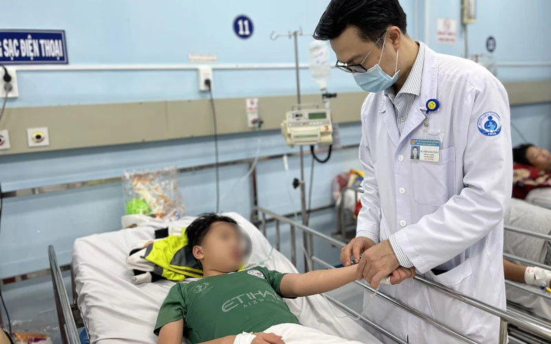 Điều trị bệnh sốt xuất huyết tại Bệnh viện Nhi Đồng 1.