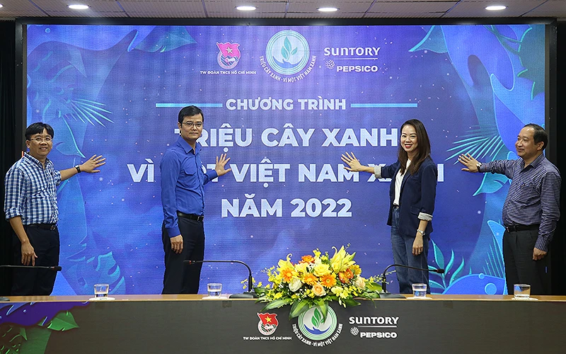 Đồng chí Bùi Quang Huy (thứ 2 từ trái sang) cùng đại diện các đơn vị liên quan thực hiện nghi thức phát động chương trình “Triệu cây xanh - Vì một Việt Nam xanh” năm 2022. 