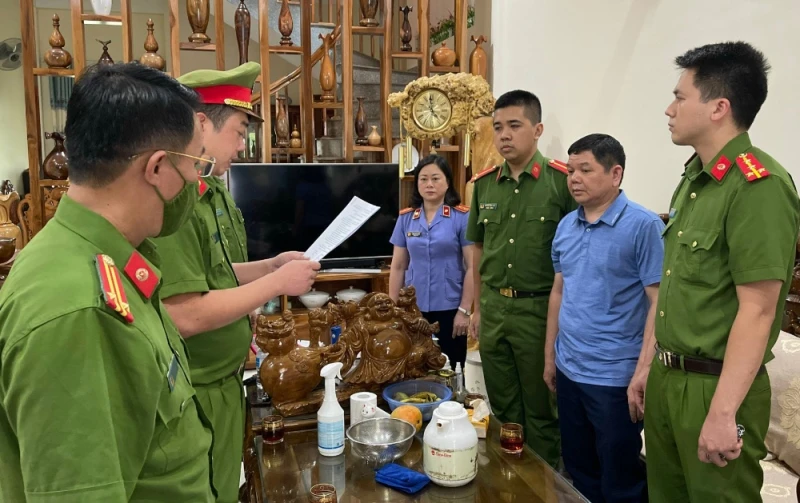 Đọc lệnh bắt tạm giam đối với ông Lò Văn Chiến, Trưởng khoa Dược Bệnh viện Đa khoa tỉnh Sơn La về hành vi nhận hối lộ.