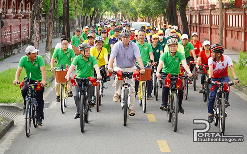 Đại sứ Đan Mạch tại Việt Nam Kim Hojlund Christensen cùng lãnh đạo tỉnh Thừa Thiên Huế tham dự sự kiện đạp xe. (Ảnh: thuathienhue.gov.vn)