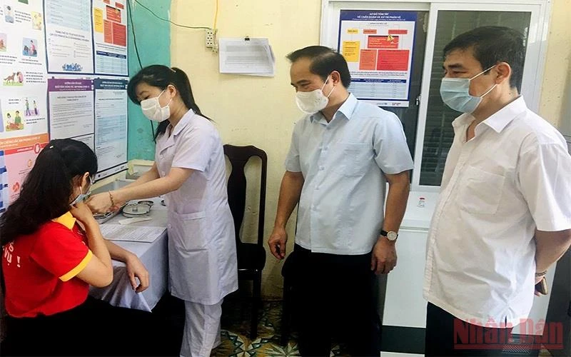 Lãnh đạo Ủy ban nhân dân tỉnh Tuyên Quang kiểm tra công tác tiêm phòng vaccine Covid-19 tại Trung tâm Kiểm soát bệnh tật tỉnh.