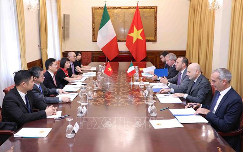 Thứ trưởng Ngoại giao Hà Kim Ngọc và Thứ trưởng Ngoại giao Italy Manlio Di Stefano đồng chủ trì Tham vấn. (Ảnh: An Đăng/TTXVN)