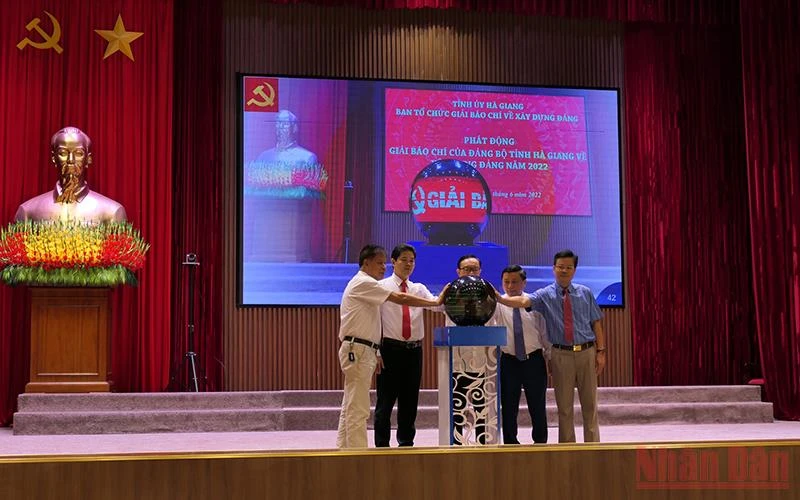 Các đồng chí lãnh đạo tỉnh Hà Giang bấm nút phát động Giải báo chí về công tác xây dựng Đảng.