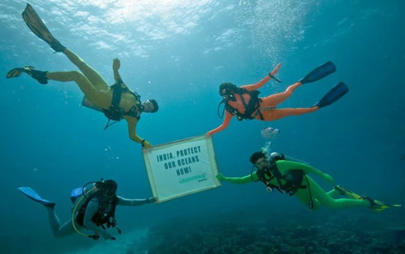 Các nhà hoạt động xã hội tổ chức Hòa bình xanh với biểu ngữ "Hãy bảo vệ các đại dương của chúng ta" gần dải san hô ngầm dưới biển thuộc quần đảo Andaman và Nicobar (Ấn Độ). (Nguồn: AFP/TTXVN)