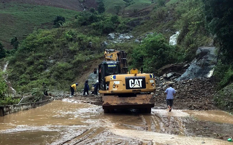 Các đơn vị trực thuộc Sở Giao thông vận tải Sơn La thông đường sau sạt lở do mưa lũ tại tỉnh lộ 110.