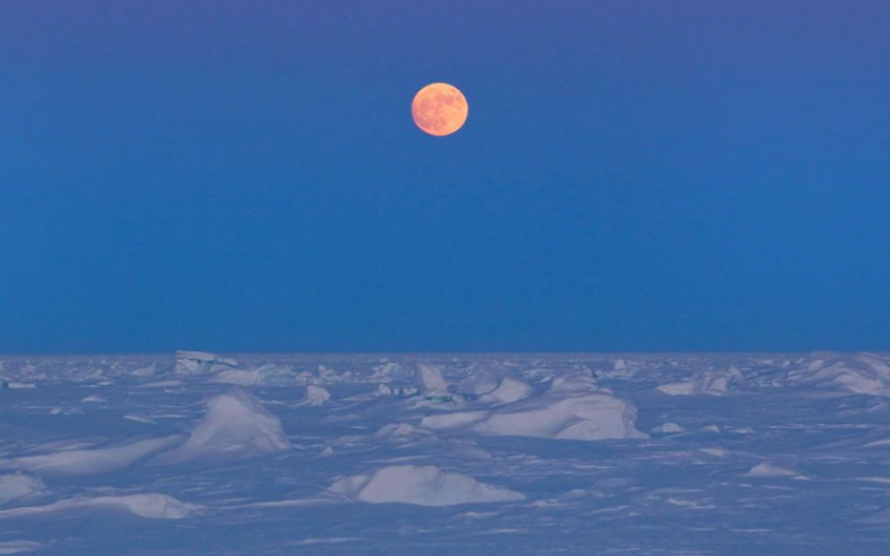 Mặt Trăng mọc tại Bắc Cực gần Phòng thí nghiệm Vật lý Ứng dụng 2011 ở phía bắc Vịnh Prudhoe, Alaska, ngày 18/3/2021. (Nguồn: REUTERS)