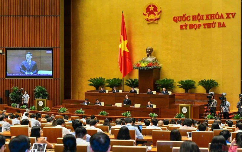 Bộ trưởng Giao thông vận tải Nguyễn Văn Thể trả lời chất vấn của đại biểu Quốc hội sáng 9/6. (Ảnh: KHOA NGUYÊN)