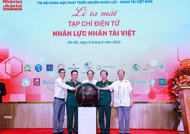 Các đại biểu thực hiện nghi thức ấn nút ra mắt Tạp chí điện tử Nhân lực Nhân tài Việt.