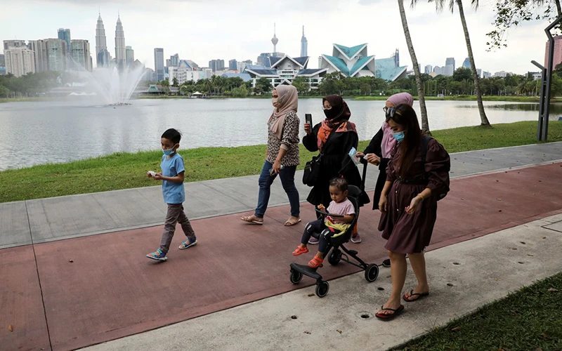 Người dân đeo khẩu trang khi đi dạo trong công viên tại Kuala Lumpur, Malaysia, tháng 9/2021. (Ảnh: Reuters)