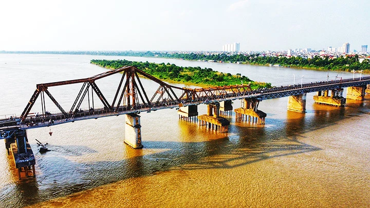Cầu Long Biên có nhiều tiềm năng để trở thành nơi hưởng thụ văn hóa của người dân Thủ đô. Ảnh: KHIẾU MINH