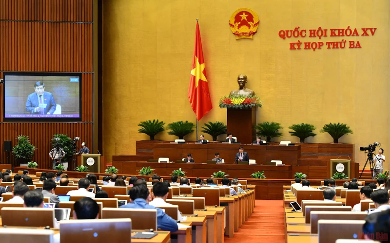 Bộ trưởng Kế hoạch và Đầu tư Nguyễn Chí Dũng phát biểu tại phiên thảo luận của Quốc hội, sáng 10/6. (Ảnh: LINH NGUYÊN)
