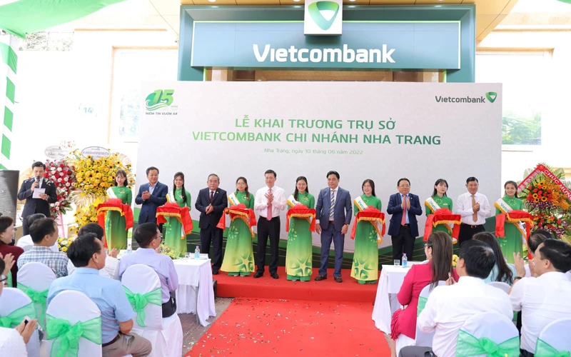 Lễ cắt băng khánh thành trụ sở hoạt động mới Vietcombank Nha Trang.