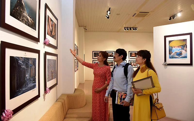 Khách tham quan triển lãm Ảnh nghệ thuật quốc tế lần thứ 11 tại Việt Nam năm 2021. (Ảnh Trần Hải)