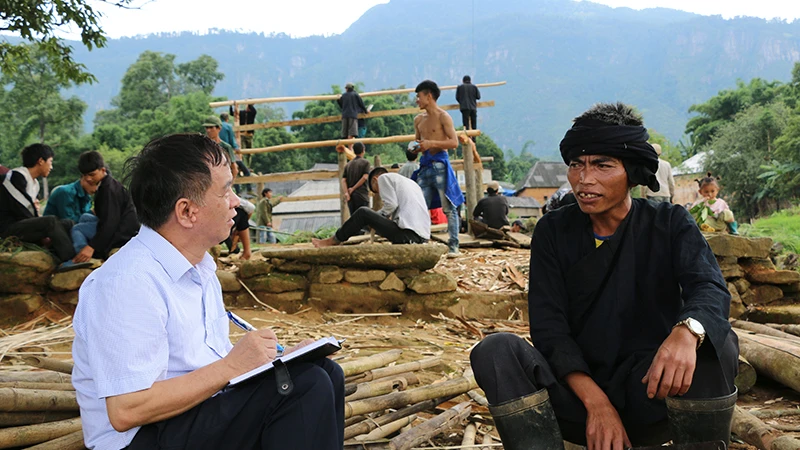 TS Trần Hữu Sơn (áo trắng, bên trái) trong một chuyến điền dã về làng đồng bào dân tộc Hà Nhì ở Y Tý, huyện Bát Xát, Lào Cai. Ảnh: NVCC