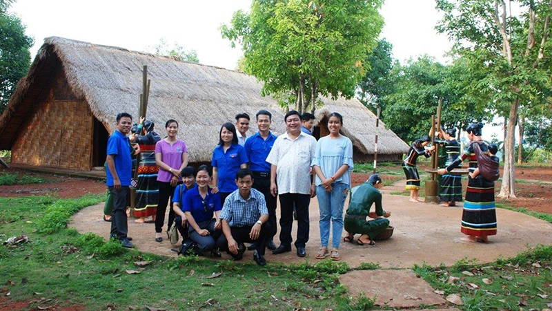 Du khách chụp ảnh lưu niệm tại Khu bảo tồn văn hóa dân tộc Xtiêng sóc Bom Bo.