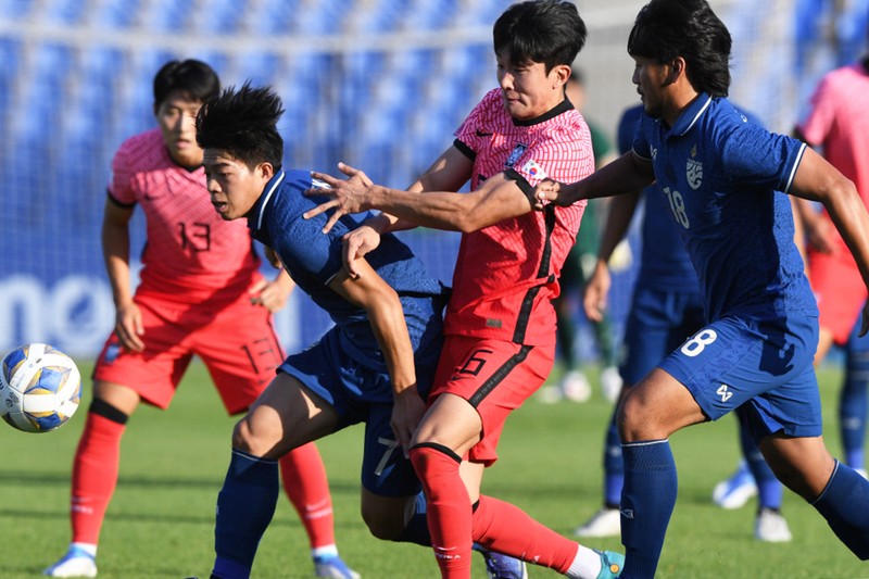 Ekanit Panya nỗ lực thoát khỏi sự bám sát của cầu thủ Hàn Quốc. (Ảnh: AFC)