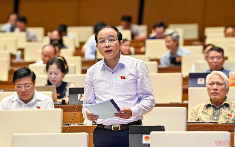 Đại biểu Lã Thanh Tân phát biểu tại phiên thảo luận của Quốc hội chiều 10/6. (Ảnh: LINH NGUYÊN)