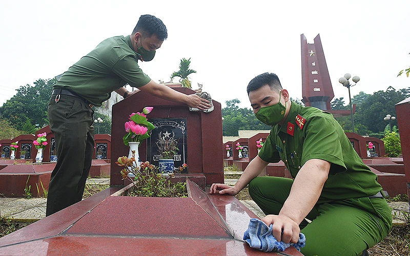 Cán bộ, chiến sĩ trẻ lực lượng công an Thủ đô thắp hương, chỉnh trang mộ liệt sĩ trong khuôn khổ Chiến dịch.