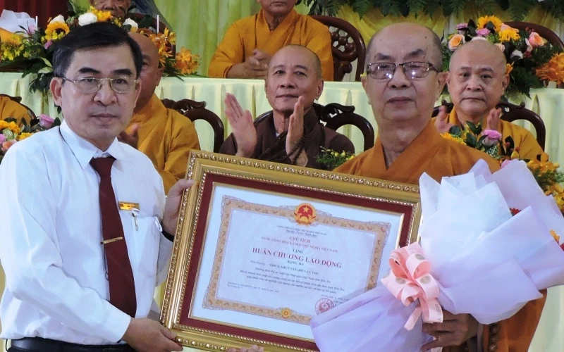 Trưởng Ban Dân vận Tỉnh ủy BếnTre Bùi Văn Bia trao Huân chương Lao động hạng Ba, trao hoa chúc mừng Hòa thượng Thích Nhựt Tấn.