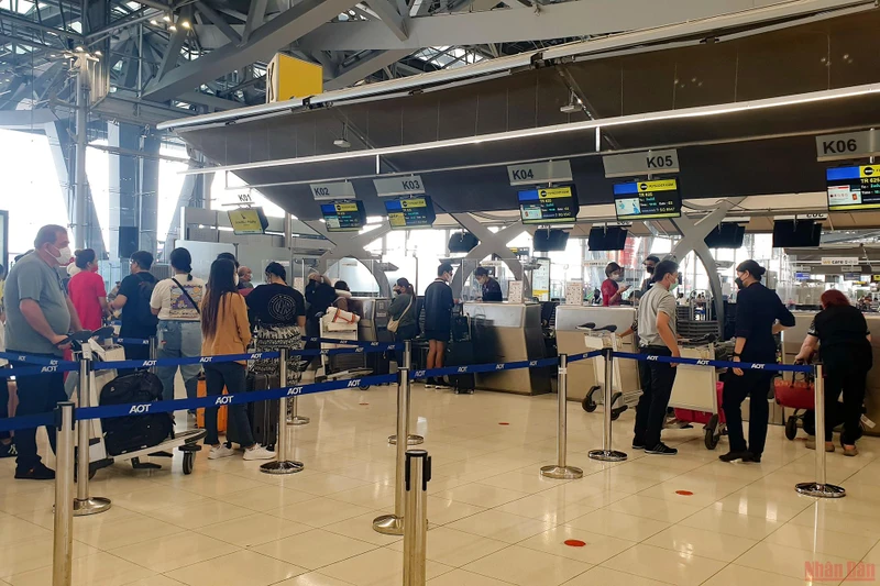 Du khách làm thủ tục tại sân bay quốc tế Suvarnabhumi, Thái Lan. (Ảnh: NAM ĐÔNG)