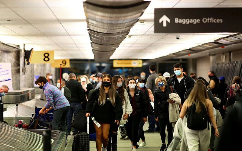 Hành khách đeo khẩu trang khi tới sân bay tại TP Denver, bang Colorado, tháng 11/2020. (Ảnh: Reuters)