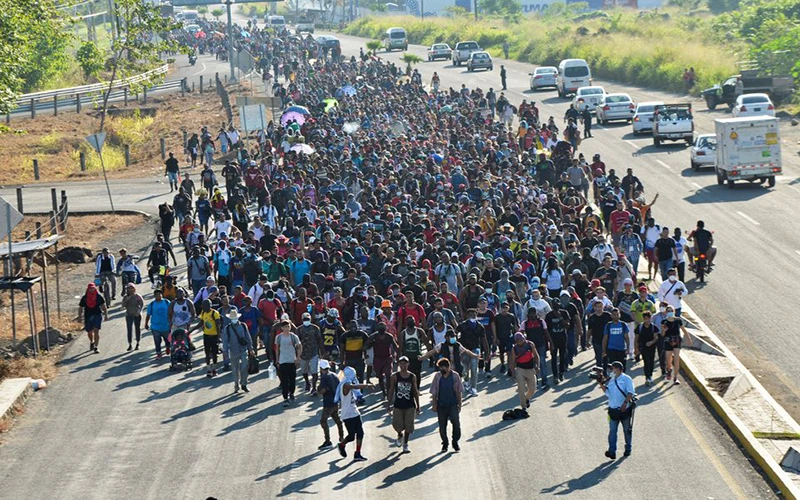 Đoàn người di cư tại TP Tapachula, Mexico hướng tới biên giới giáp Mỹ, ngày 18/11/2021. (Ảnh: Reuters)