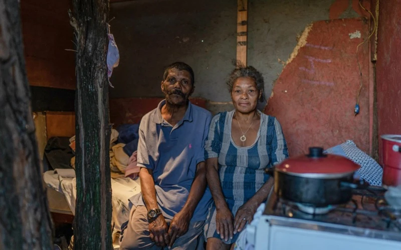 Bà Ana Maria Nogueira và chồng, ông Eraldo, trong căn nhà của họ tại Jardim Keralux, một khu phố nghèo ở phía đông Sao Paulo. Các chuyên gia cho biết tỷ lệ nghèo đói và mất an ninh lương thực đã tăng lên ở Brazil trong vài năm gần đây. Ảnh: Al Jazeera