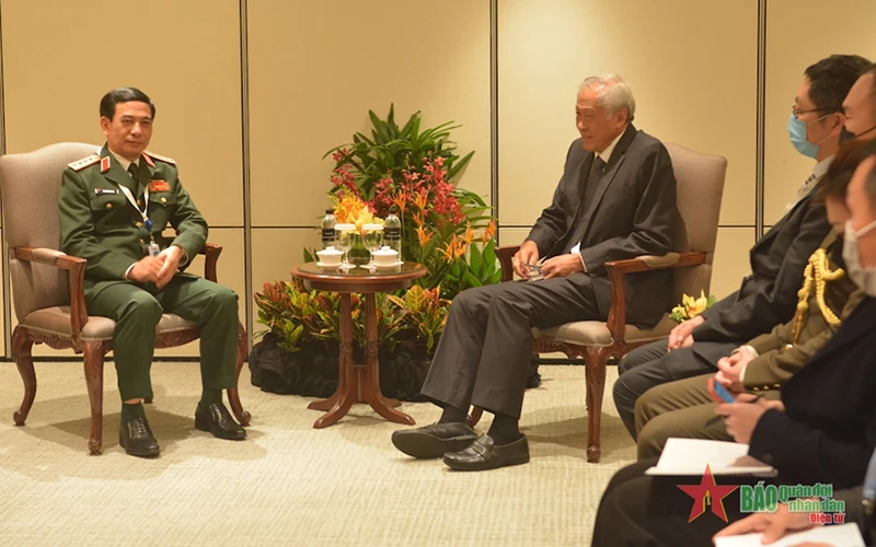 Bộ trưởng Phan Văn Giang gặp song phương Bộ trưởng Quốc phòng Singapore Ng Eng Hen. Ảnh: qdnd.vn.