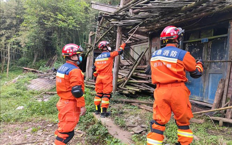 Nhân viên cứu hộ kiểm tra các ngôi nhà bị hư hại sau trận động đất mạnh 6,1 độ tại Yaan, tỉnh Tứ Xuyên, Trung Quốc, ngày 2/6/2022. (Ảnh: AFP/TTXVN)