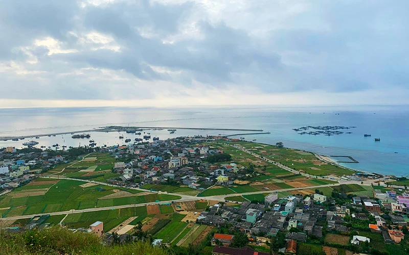 Một góc huyện đảo Lý Sơn nhìn từ đỉnh núi Thới Lới.