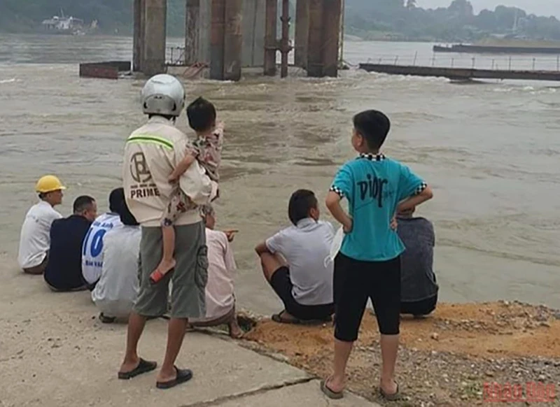 Khúc sông nơi xảy ra vụ việc đang thi công cầu Vĩnh Phú nối thành phố Việt Trì (Phú Thọ) với huyện Sông Lô (Vĩnh Phúc).