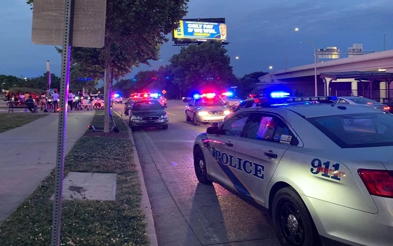 Xe cảnh sát gần hiện trường vụ nổ súng tại Louisville, bang Kentucky, Mỹ. (Ảnh: WDRB)
