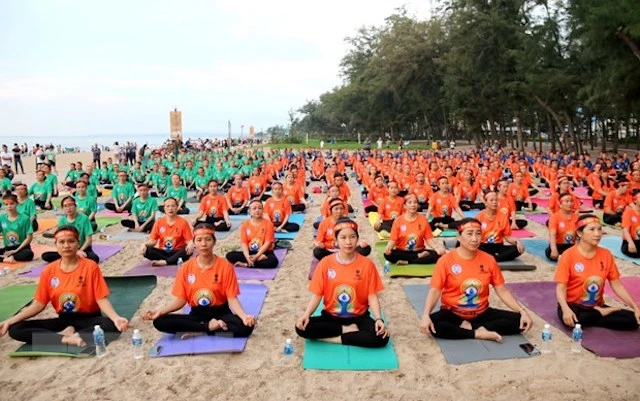 Biểu diễn Yoga tại bãi biển Đồi Dương, thành phố Phan Thiết nhân Ngày Quốc tế Yoga tại Bình Thuận năm 2022. (Ảnh: Nguyễn Thanh/TTXVN)