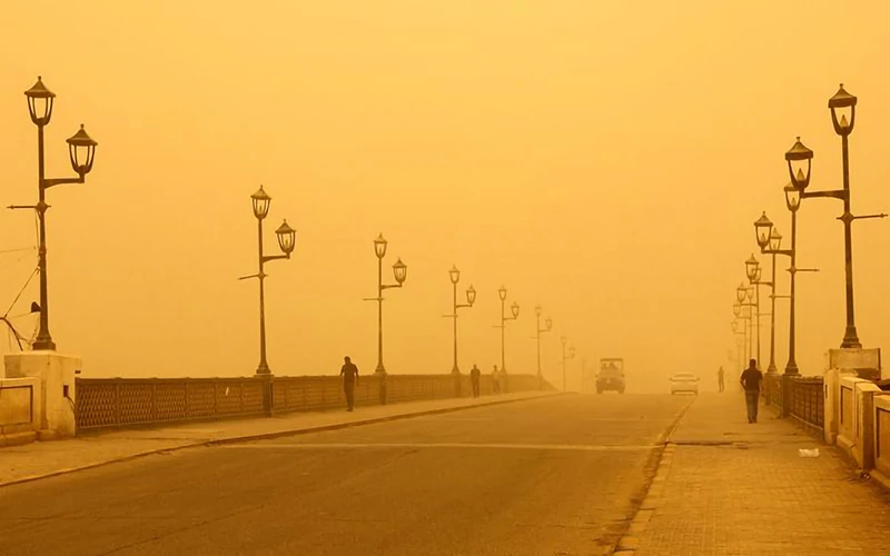 Đám mây cát bụi khổng lồ che phủ thủ đô Baghdad. (Ảnh: Reuters)