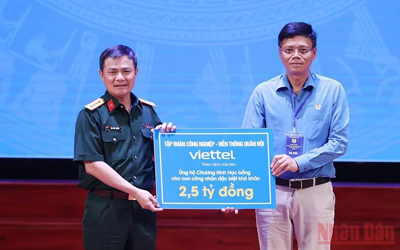 Đại tá Tào Đức Thắng, Chủ tịch kiêm Tổng Giám đốc Tập đoàn Viettel trao kinh phí hỗ trợ cho đại diện Quỹ xã hội từ thiện Tấm lòng vàng.