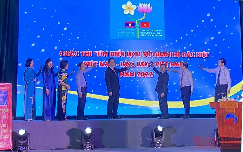 Các đại biểu thực hiện nghi thức phát động Cuộc thi “Tìm hiểu lịch sử quan hệ đặc biệt Việt Nam-Lào, Lào- Việt Nam” năm 2022.