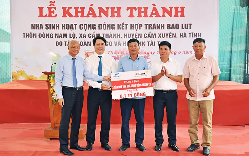 Đại diện lãnh đạo Sovico, HDBank trao tặng nhà cộng đồng cho đại diện lãnh đạo huyện Cẩm Xuyên, Hà Tĩnh. 