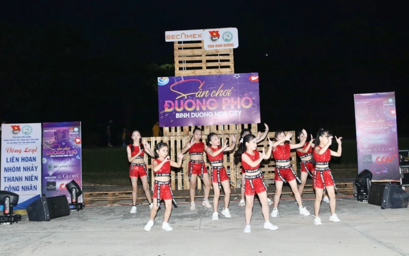 Một tiết mục tại vòng loại Chương trình “Liên hoan các nhóm nhảy” tại “Sân chơi đường phố - Binh Duong New City”.