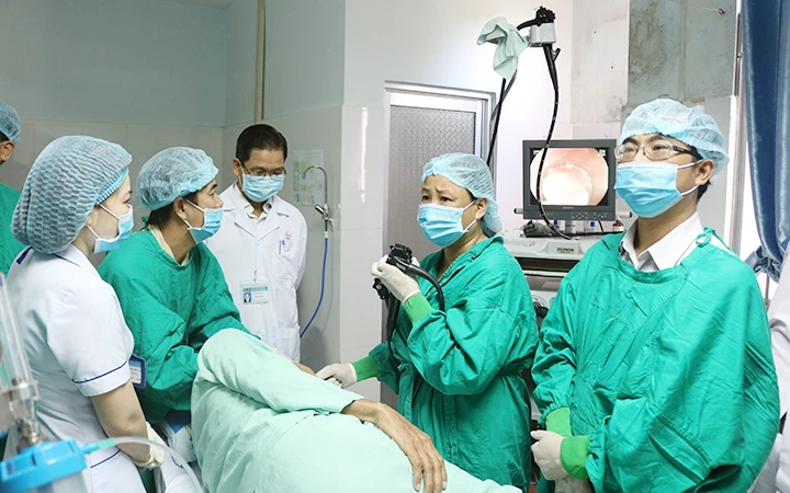 Bệnh viện đa khoa Trung ương Cần Thơ trực tiếp hướng dẫn, chuyển giao kỹ thuật nội soi tiêu hóa cho Bệnh viện đa khoa tỉnh Hậu Giang.