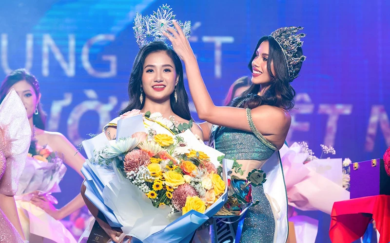 Đương kim Miss Eco International Kathleen Paton trao giải Người đẹp Môi trường cho Nguyễn Thanh Hà. (Ảnh: Ban tổ chức)