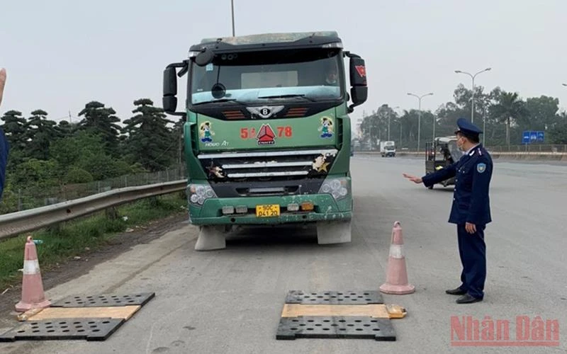 Lực lượng chức năng kiểm tra tải trọng xe tại khu vực cầu Thăng Long.