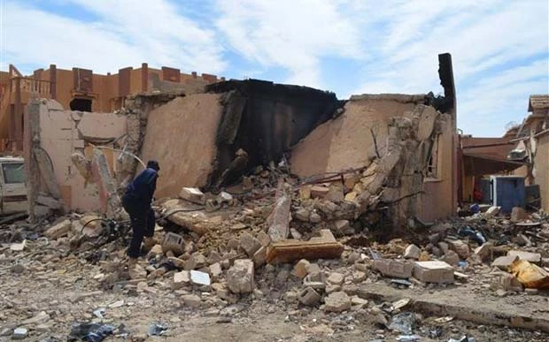 Nhà bị phá hủy trong một vụ tấn công do các phần tử cực đoan tiến hành tại Mali. (Ảnh: AFP/TTXVN)