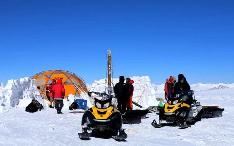 Các nhà khoa học Trung Quốc nghiên cứu biến đổi khí hậu thông qua thu thập lõi băng trên cao nguyên Thanh Tạng. (Ảnh: People.cn)