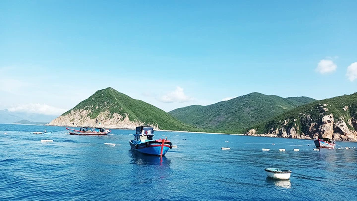 Toàn cảnh khu vực hoạt động lưới đăng của HTX nghề cá Thống Nhất, TP Nha Trang, tỉnh Khánh Hòa, ở phía ngoài đảo Hòn Tre, cách cảng Hòn Rớ khoảng 15 hải lý. 