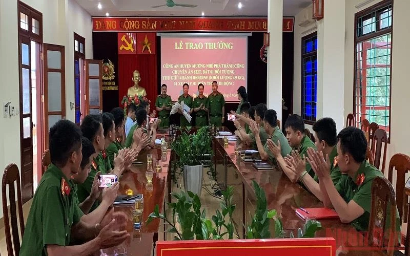 Đại tá Nguyễn Ngọc Thắng, Phó Giám đốc, Phó thủ trưởng cơ quan điều tra Công an tỉnh Điện Biên trao thưởng lực lượng phá án.