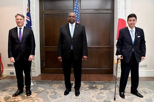 Từ trái sang: Phó Thủ tướng kiêm Bộ trưởng Quốc phòng Australia Richard Marles, Bộ trưởng Quốc phòng Mỹ Lloyd Austin và Bộ trưởng Quốc phòng Nhật Bản Kishi Nobuo. (Ảnh: The Jiji Press/vov.vn)